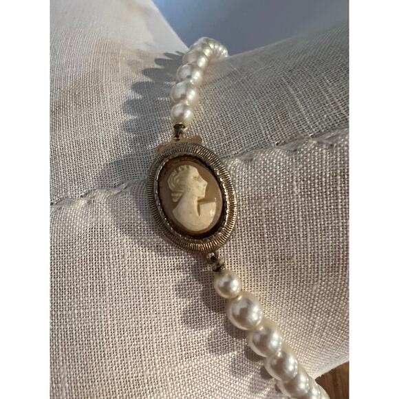 Vintage Graduated Pearl Statement necklace Cameo Clasp - Picture 5 of 8